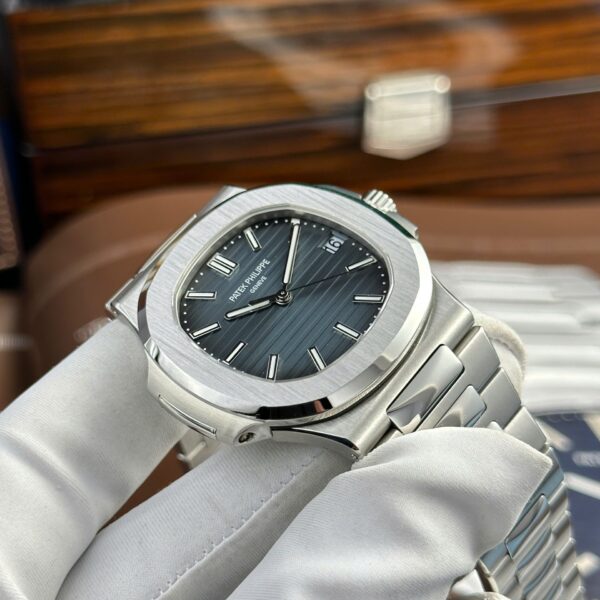 Patek Philippe Nautilus 5711 Blue Dial 40mm Stainless Steel Men's Watch ( Replica ) - Image 4